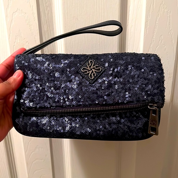 Vera Wang sequined clutch top
zipper with wristlet attachment . Never used - Picture 5 of 5